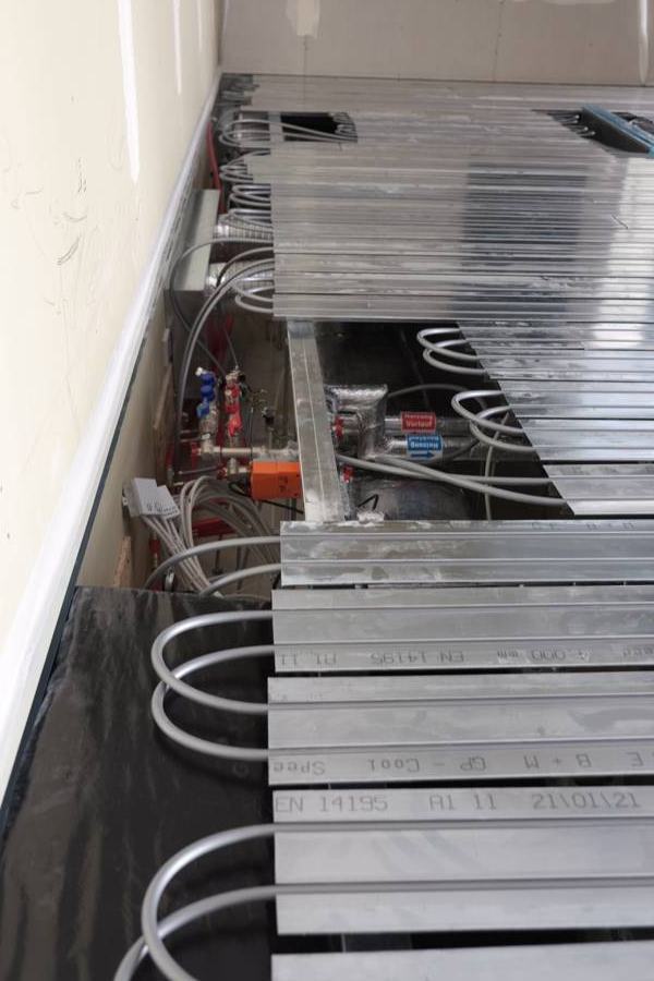 Kühldeckensystem mit Verteileranbindung